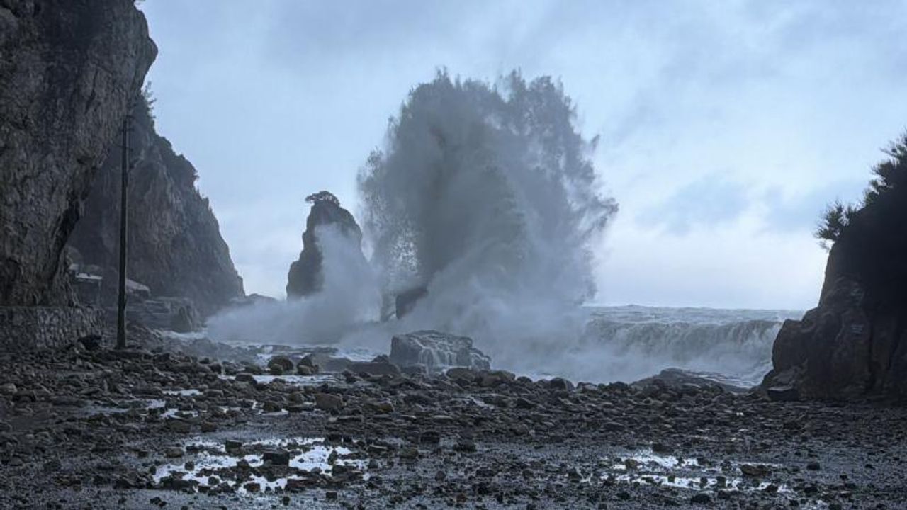 Bartın'da 6 metreyi aşan dalgalar oluştu
