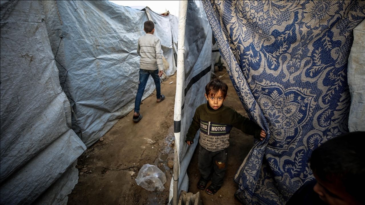 Çadırları yine sular altında kalan Filistinliler prefabrik ev istiyor!