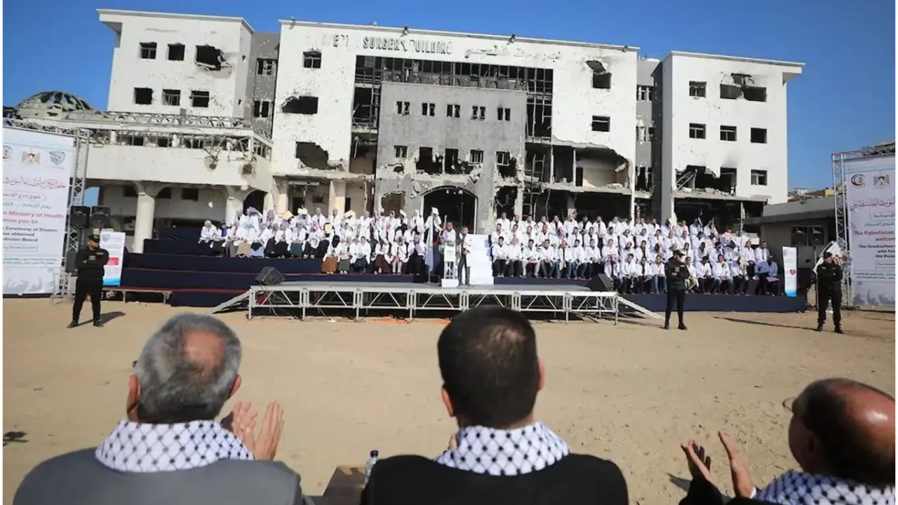 Enkazın ortasında mezuniyet: Doktorlara diploma töreni