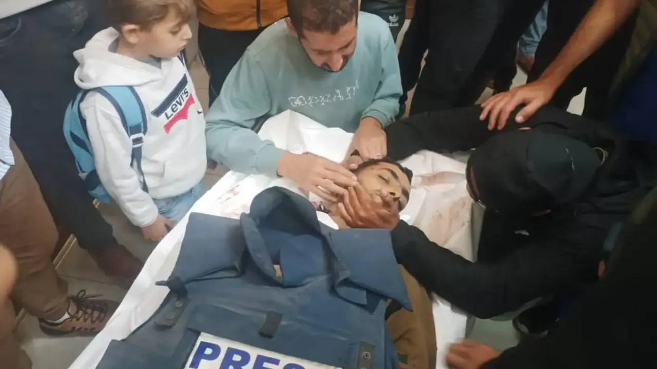 Siyonistler, Gazze'de bir gazeteciyi daha şehit etti!