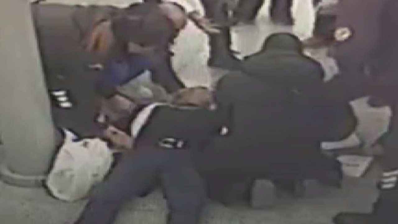 Peronda tren beklerken kalbi durdu! O anlar kameraya yansıdı