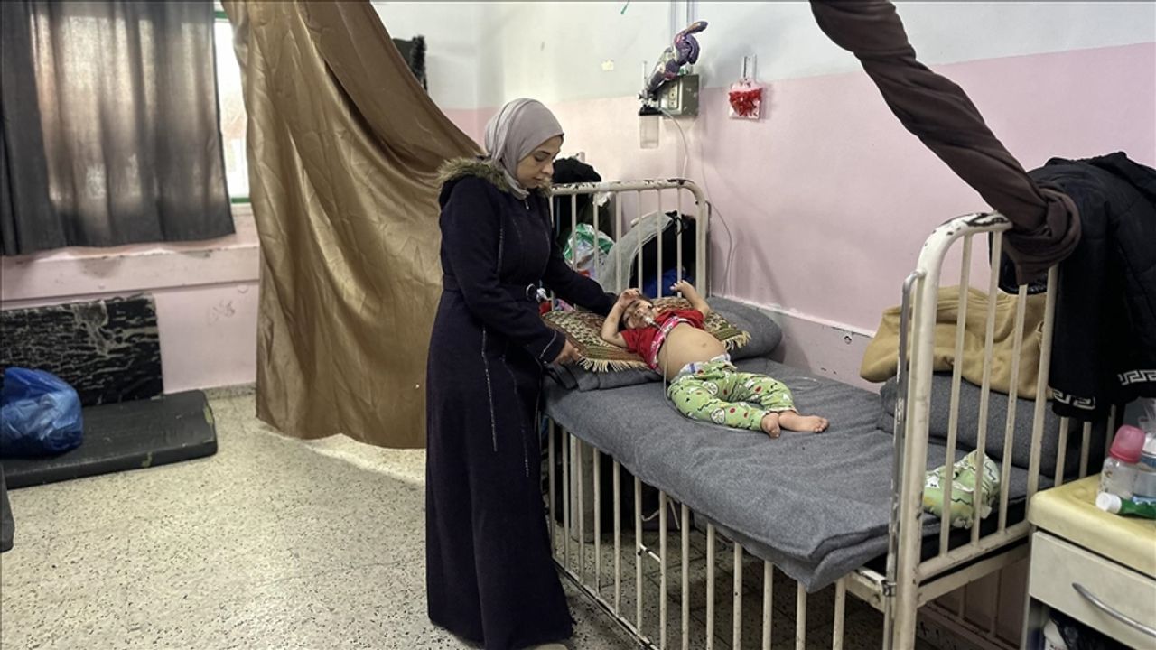 Tedavi olamayan çocuklar, hastane köşelerinde ölümle pençeleşiyor