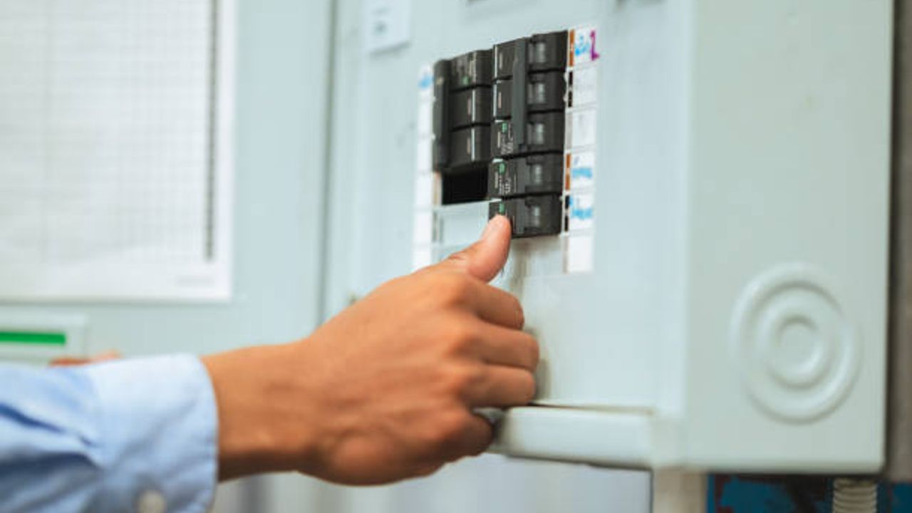 Adana 17 Aralık'ta karanlığa gömülecek! Adananın ilçelerinde onlarca mahallede elektrik kesintisi olacak..