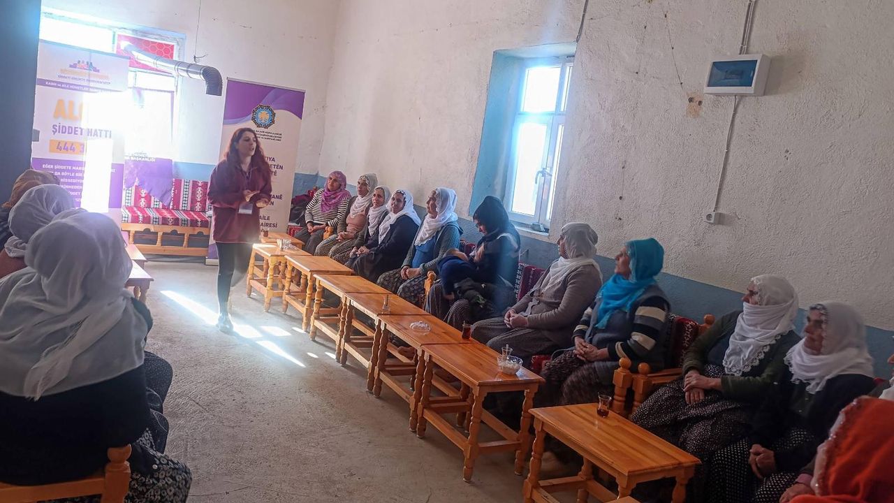 DEM’li Beldiyeler Kırsala Yol ve Su Değil ‘Toplumsal Cinsiyet’ Hizmeti Veriyor!