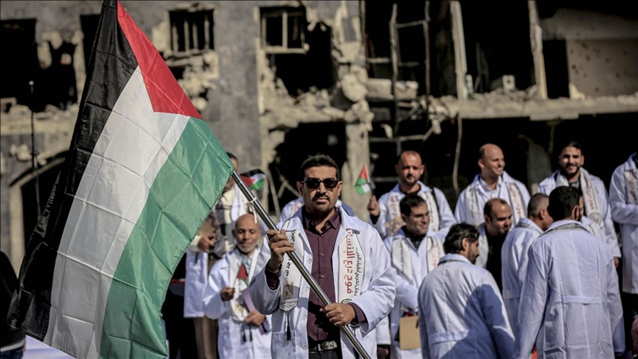 Gazze'de yıkımın içinde 168 doktor uzmanlık sertifikasını aldı!