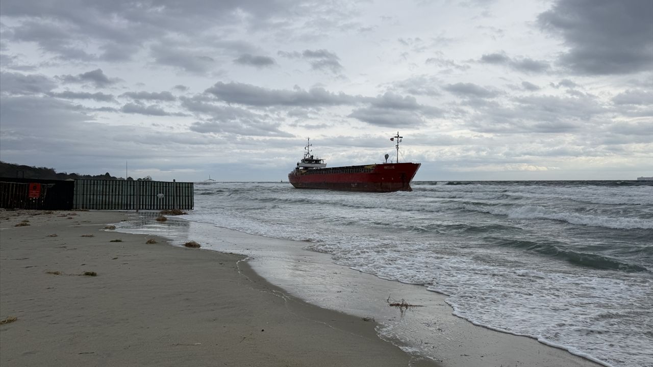 Yük gemisi fırtınada karaya oturdu