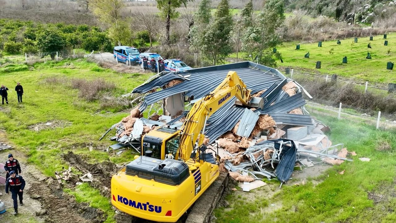 Hobi bahçesi adı altında yapılan imarsız yapılar işte böyle yıkıldı
