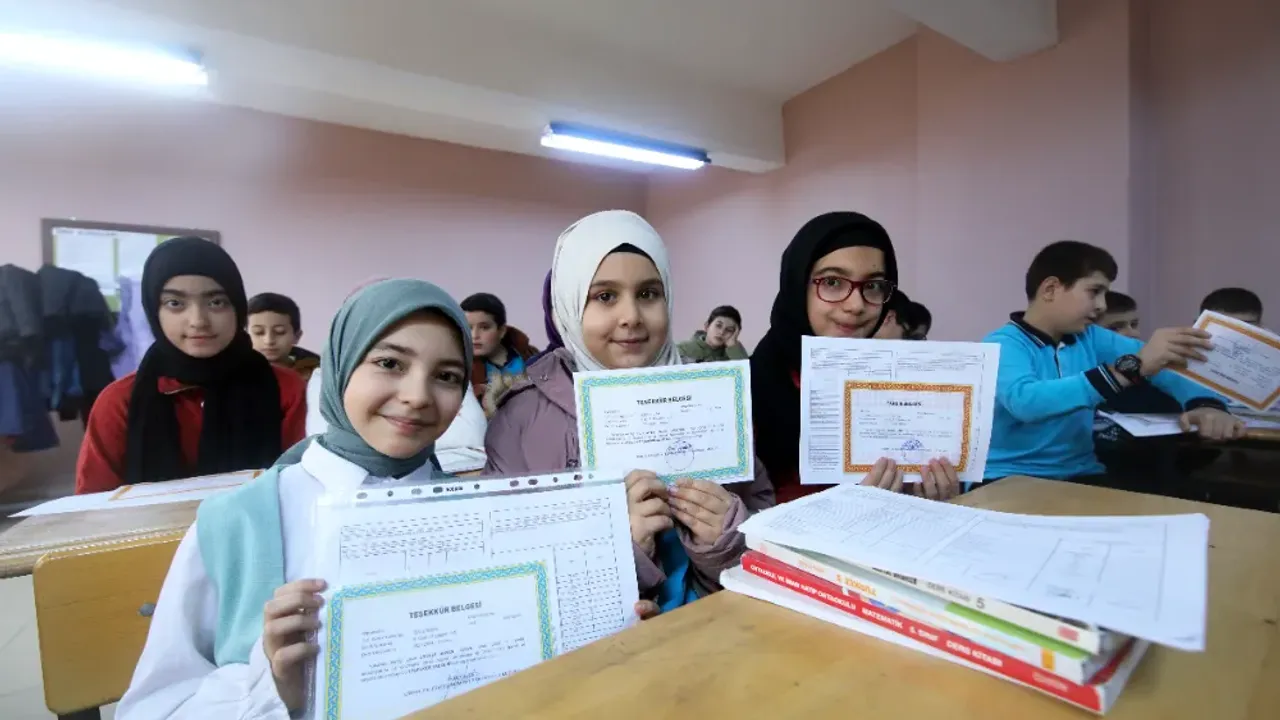 18 Milyon öğrencinin karne heyecanı var! Peki okullar ne zaman açılacak?