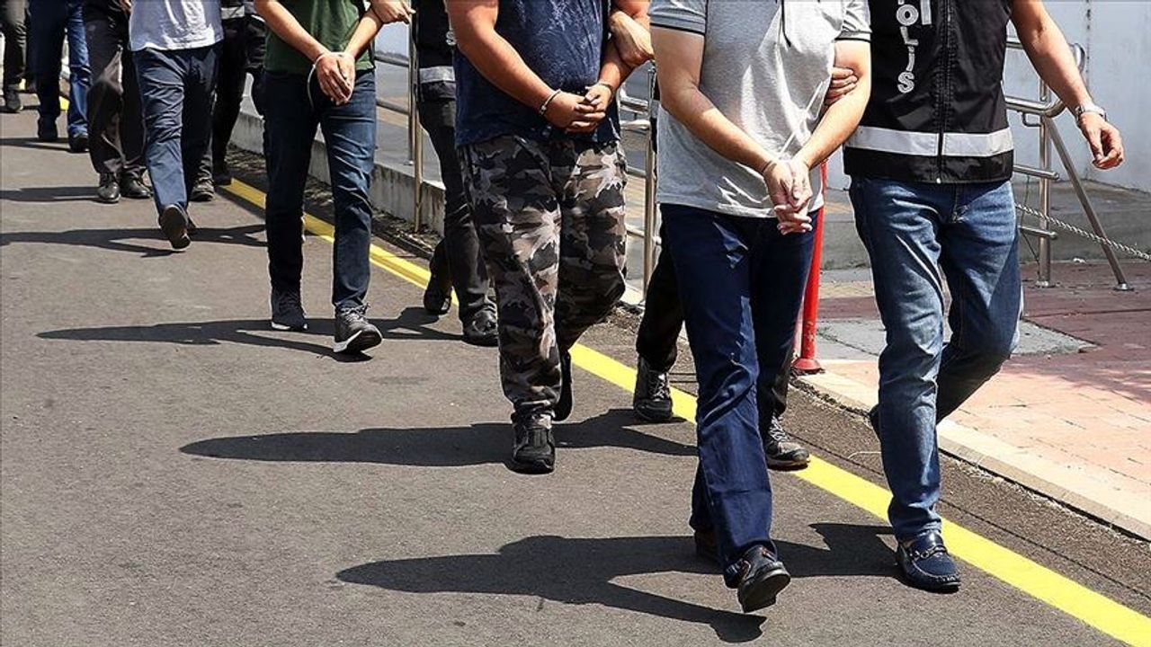 FETÖ operasyonunda 20 kişi gözaltına alındı, 5 kişi aranıyor