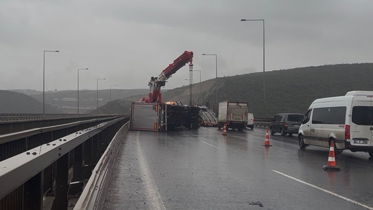 Korku dolu anlar: Tırlar işte böyle devrildi!