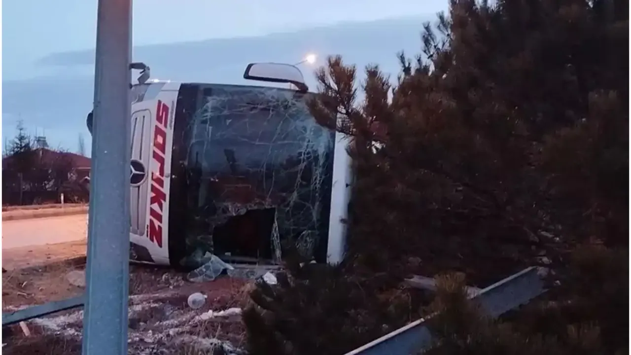 Yolcu otobüsü devrildi: Çok sayıda yaralı var