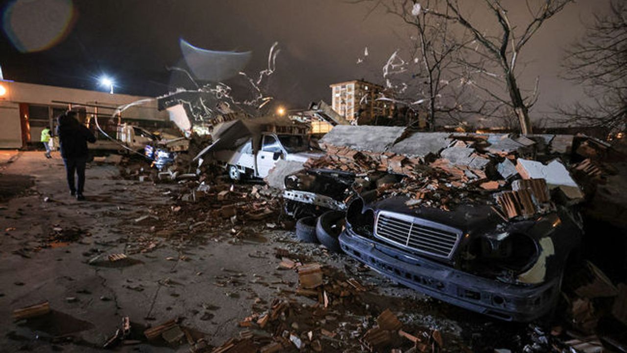 Rüzgar duvarı yıktı, 10 araç hasar gördü