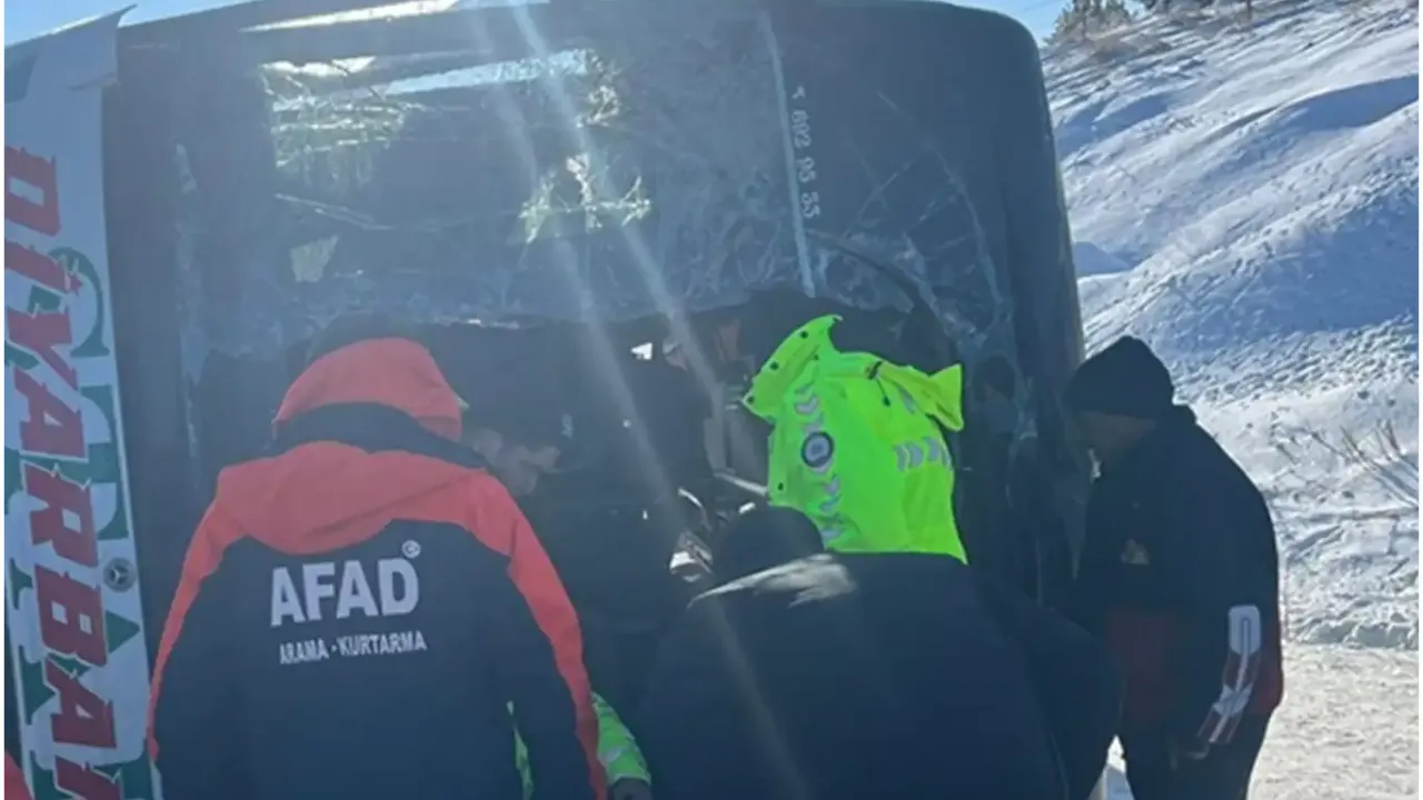 Kars'ta yolcu otobüsü kaza yaptı: 17 yaralı