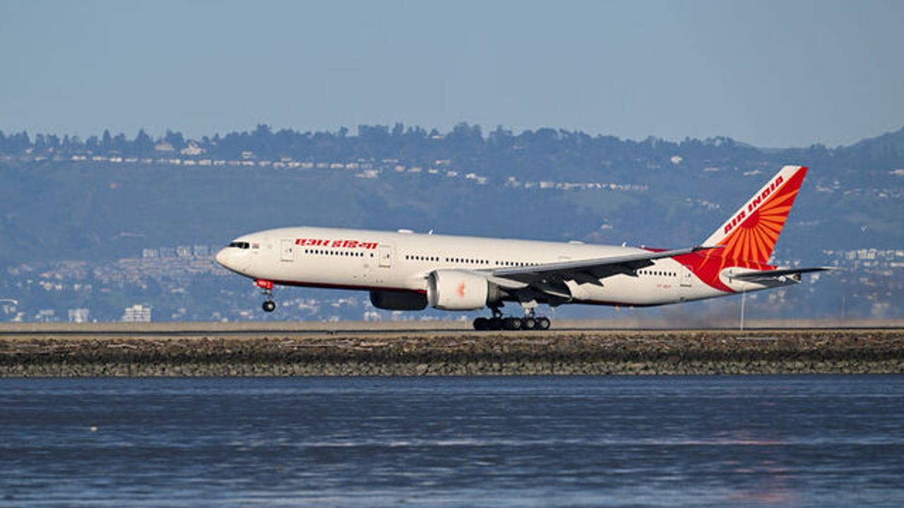 Kağıt mendille yazılmış bomba notu! Uçak acil iniş yaptı