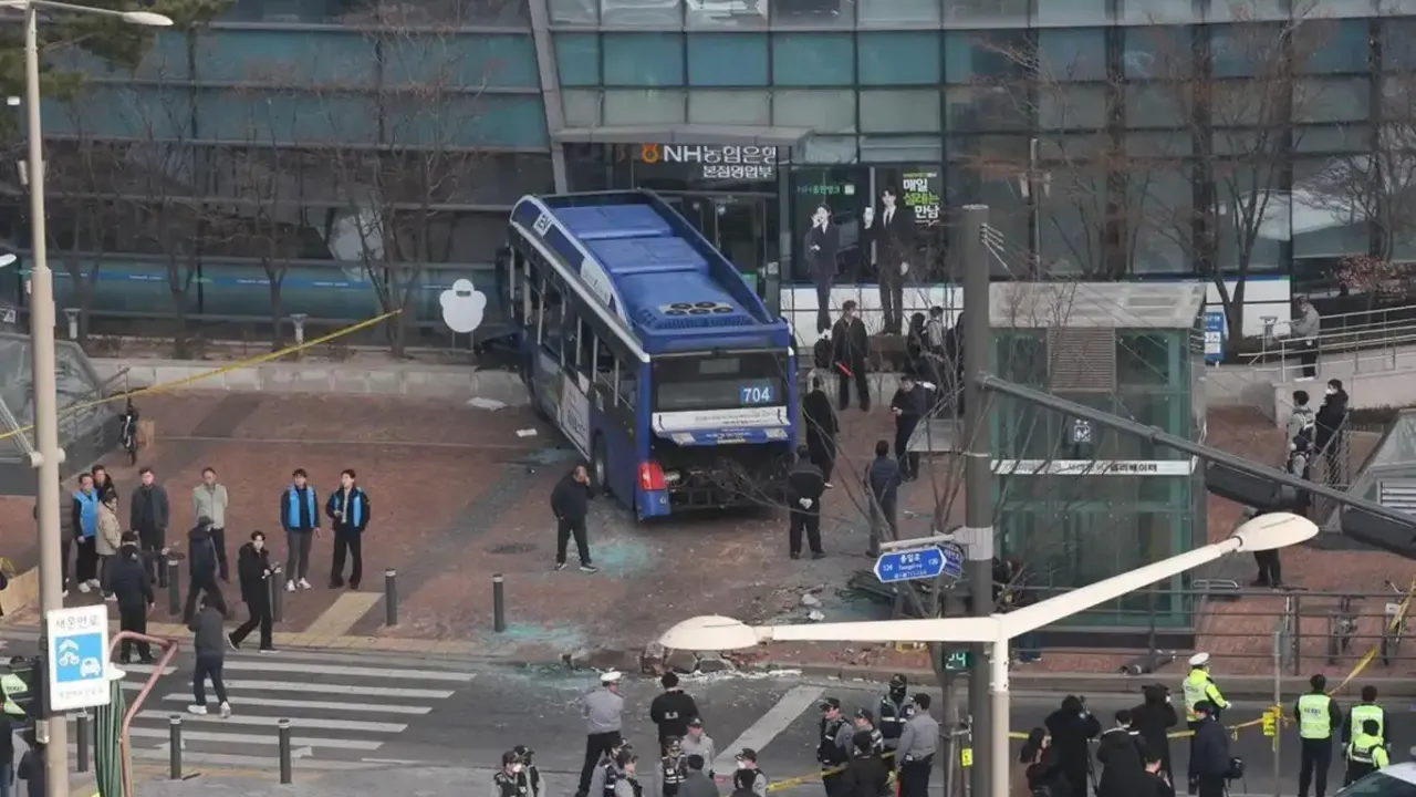 Otobüs banka binasına çarptı!