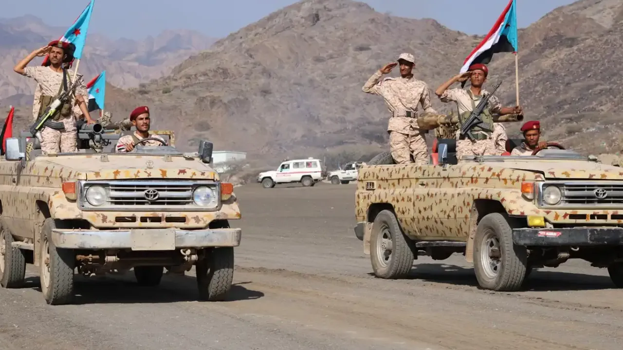 Yemen'in doğusunda ayrılıkçılar, mevzileri tanınmış hükümet yanlısı güçlere devretmeye başladı