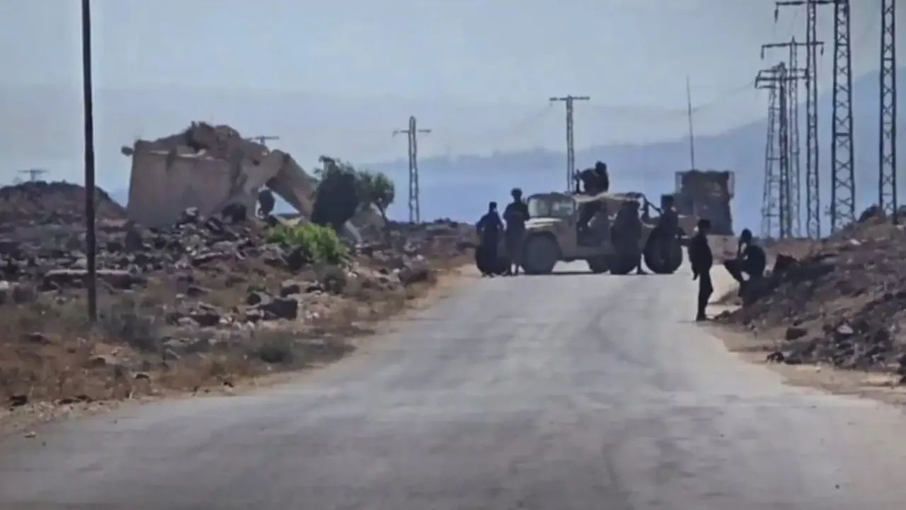 22 araçla Suriye'ye baskın düzenledi: 3 kişiyi alıkoydu