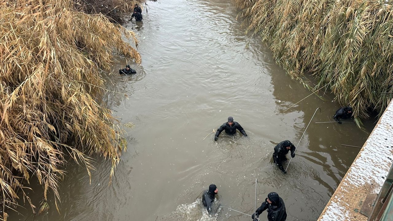 Sulama kanalına düşen otomobilin sürücüsünü arama çalışmaları sürüyor