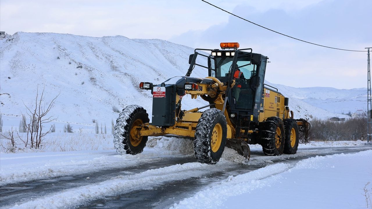 Sivas'ta hayat durdu! 947 yerleşim yerinin yolu ulaşıma kapandı