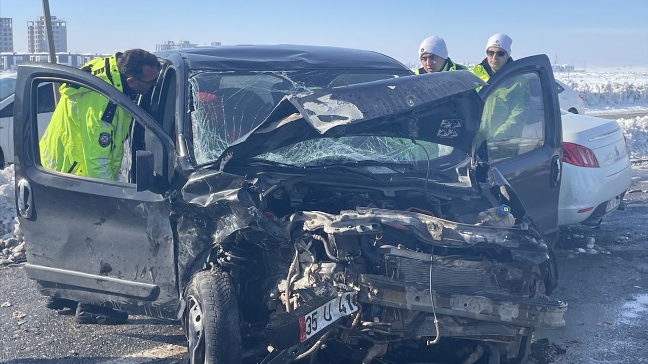 Gizli buzlanma kazaya neden oldu: 12 yaralı