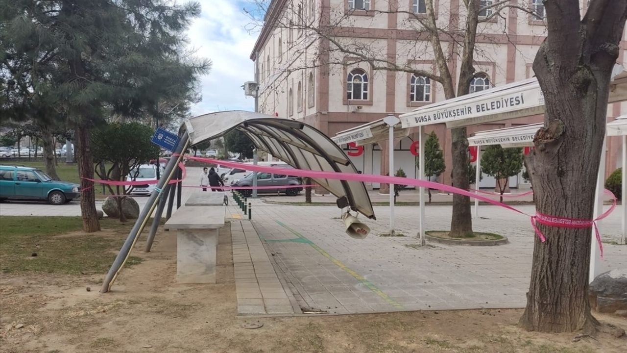 Bursa'da şiddetli rüzgar etkisini sürdürüyor