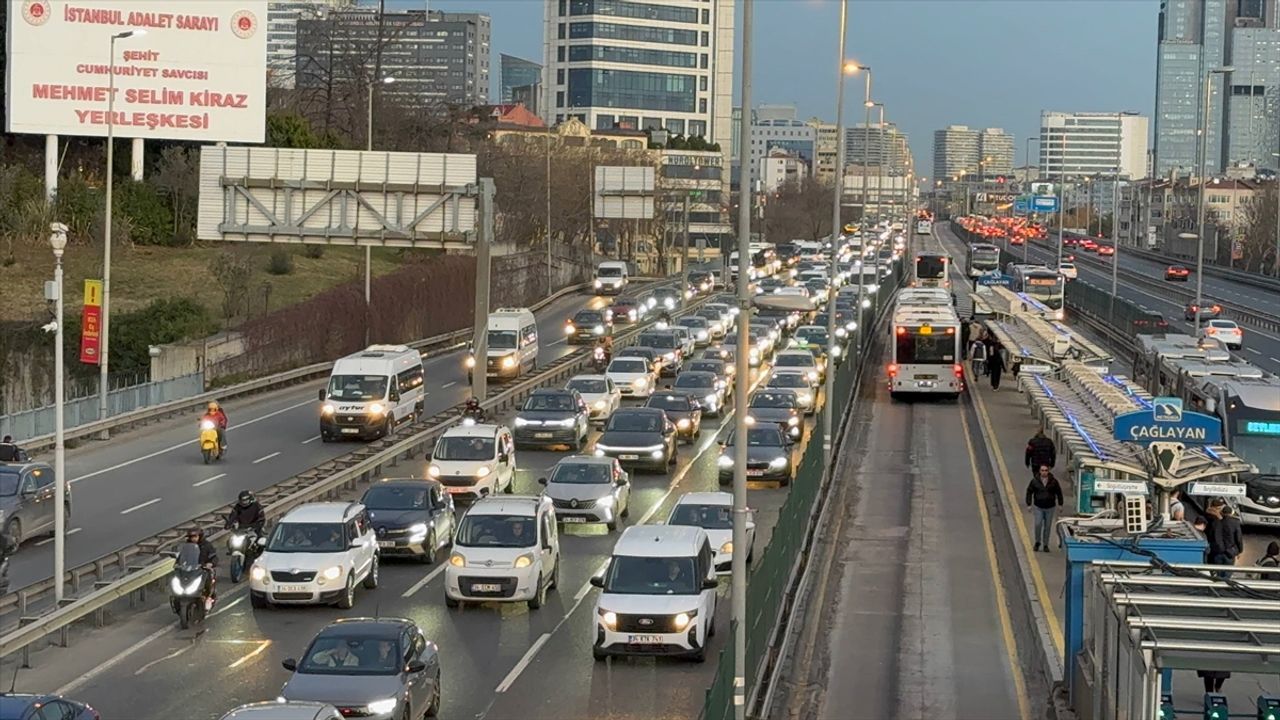 İstanbul'da akşam saatlerinde trafik yoğunluğu!