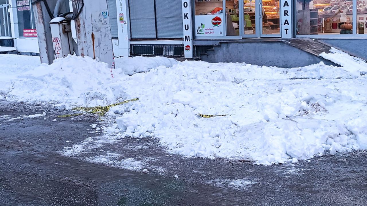Çatıdan düşen buz kütlesinin altında kalan kadın öldü