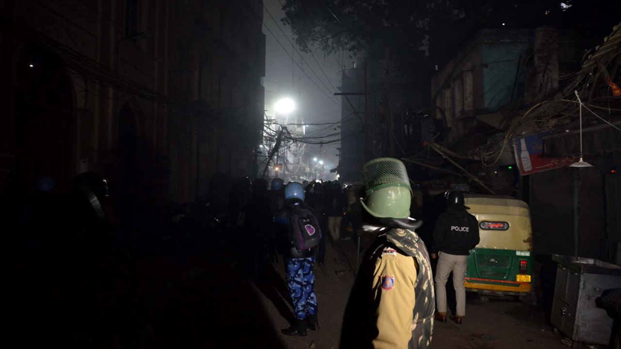 Hindistan'da Cami yakınındaki arazi için halk ile polisler karşı karşıya geldi!