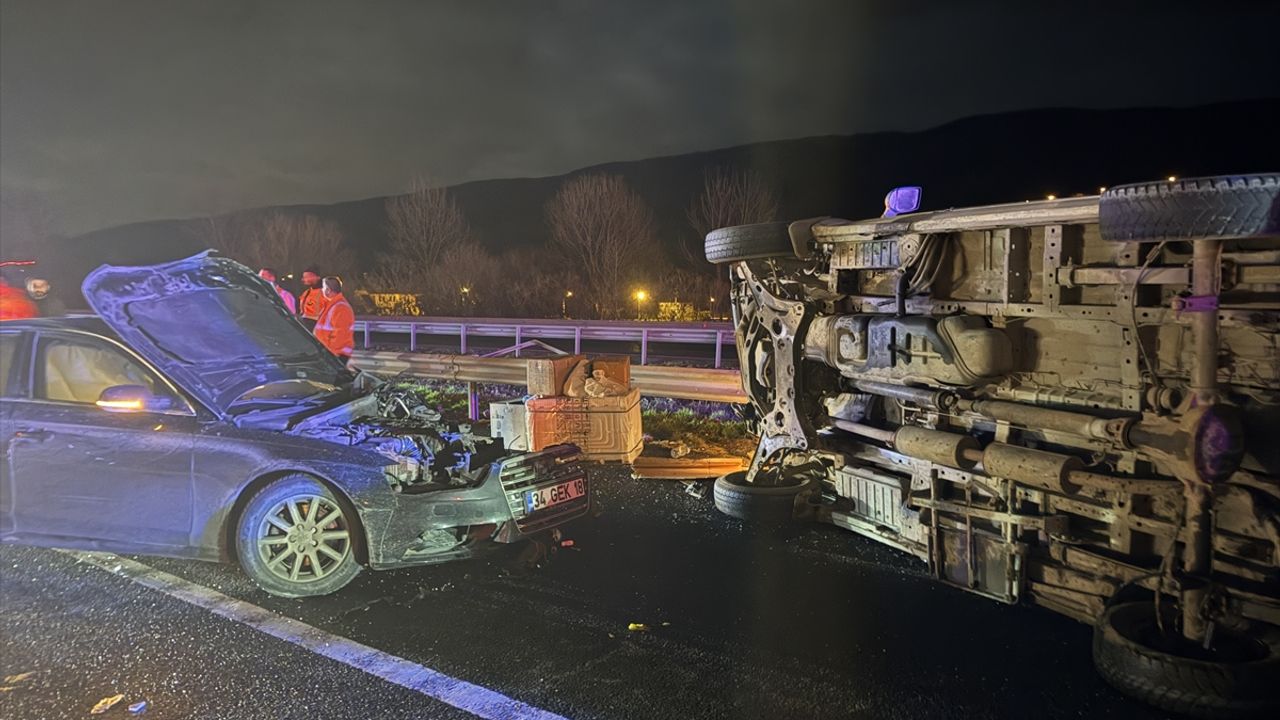 Otomobil ile minibüs çarpıştı: Ölü ve yaralılar var