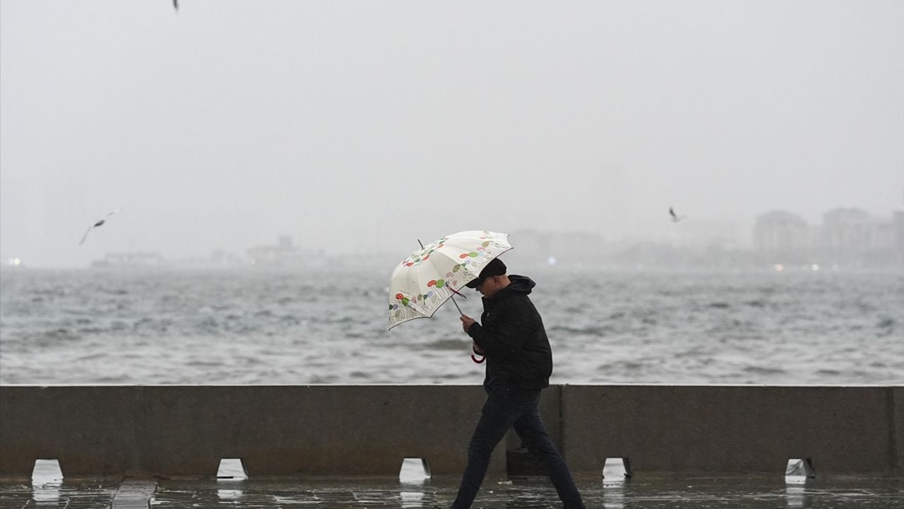 İzmir'de yağmur ve fırtına hayatı olumsuz etkiledi
