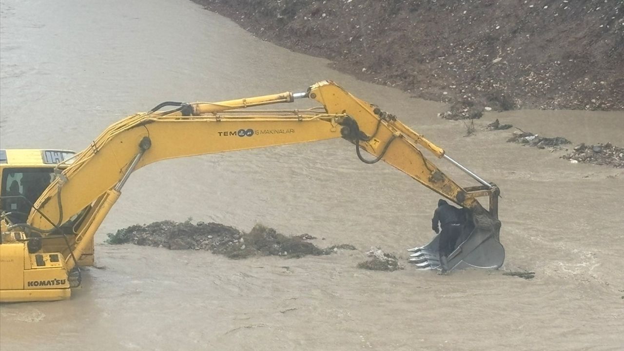 Akarsuya düşen otomobilin sürücüsü bakın nasıl kurtarıldı