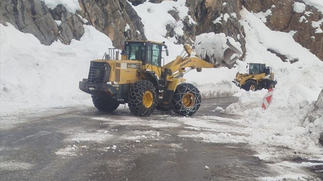 Doğuda kar çilesi: Yerleşim yerlerine ulaşım sağlanamıyor