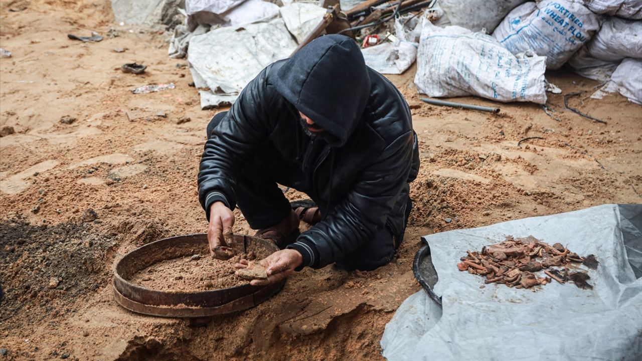 Gazze'deki acı dram: Eşini ve çocuklarını elekle arıyor!