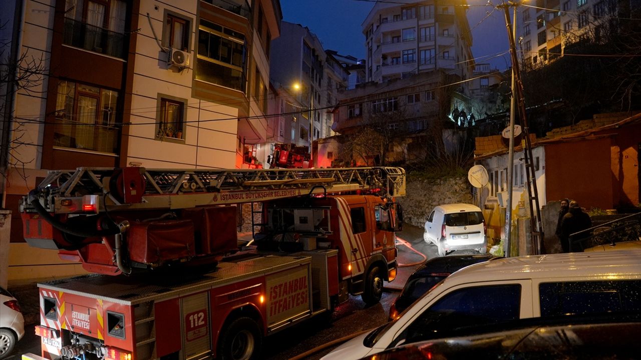 İstanbul'da gecekondu yangını: Ölü var!