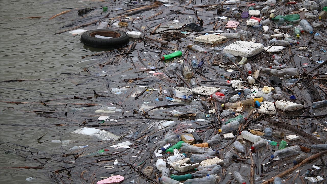 Kosova’da çirkin görüntüler: Gölün yüzeyi çöp ve atıklarla kaplandı