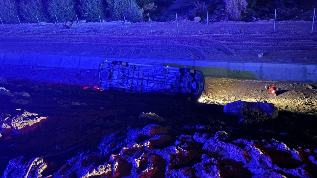 Minibüs uçuruma yuvarlandı: 14 yaralı var