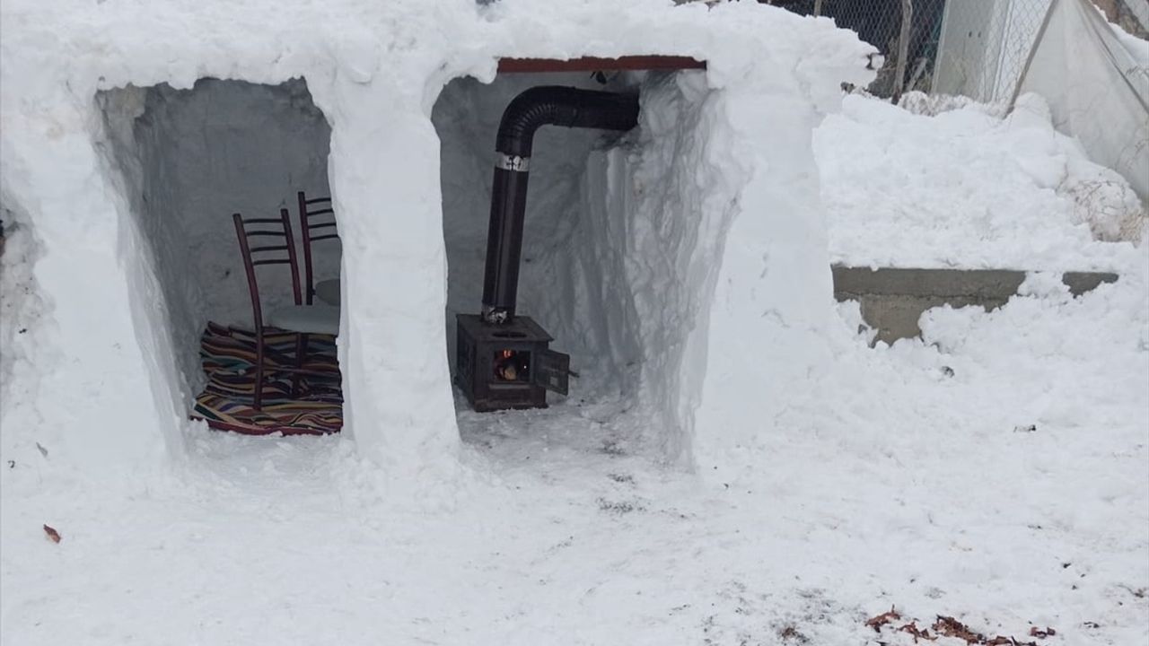 Bir baba, çocukları için kardan ev yaptı