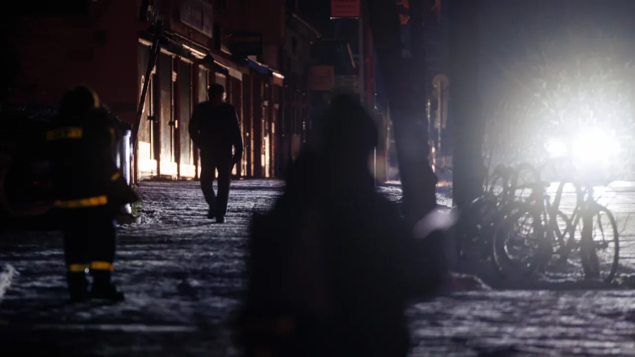 Yüz binlerce evin elektriği kesildi, 8 kişi öldü