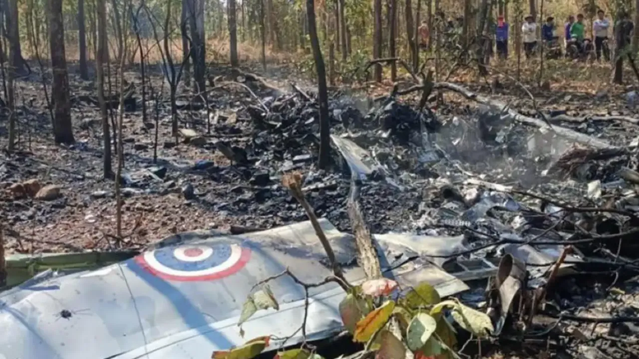 Askeri uçak düştü: Ölüler var