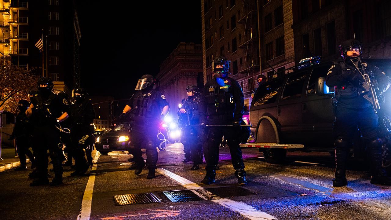 ABD'de halk sokağa inmeye başladı: Venezuela ile savaşa hayır