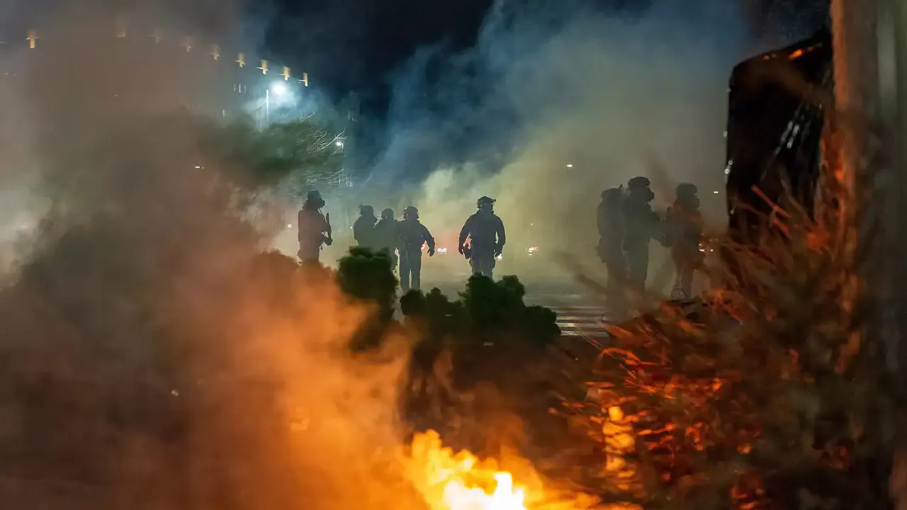 Protestocular ile ICE ekipleri karşı karşıya geldi!