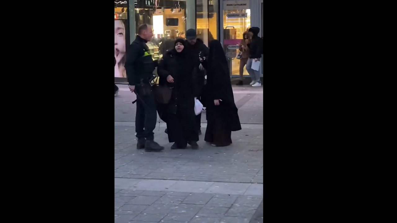 Polisten Müslüman kadınlara saldırı