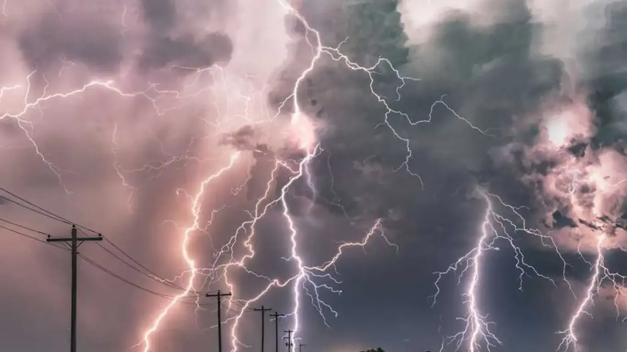 Yıldırım düştü: 2 Ölü,150 yaralı