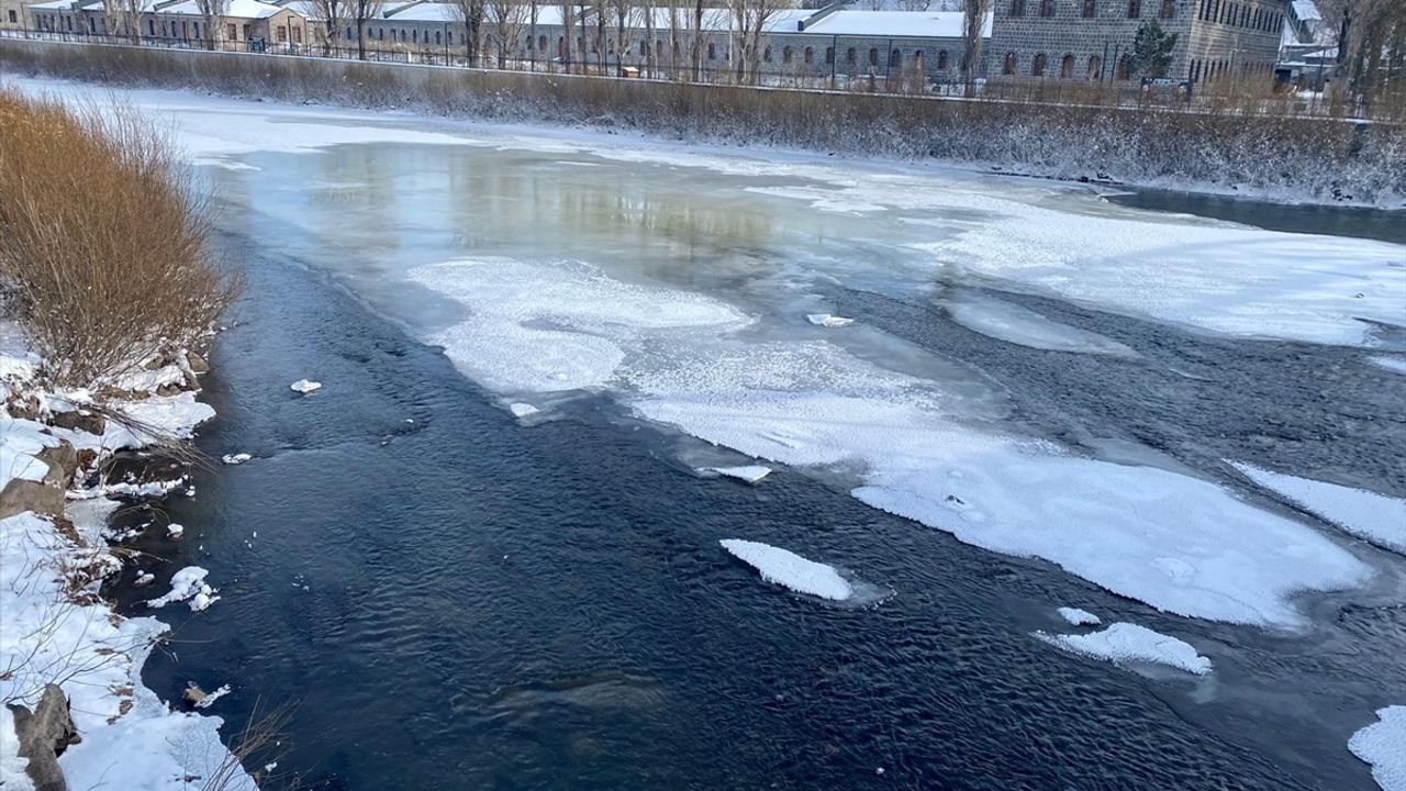 Ardahan'da kanallar ve ırmaklar dondu