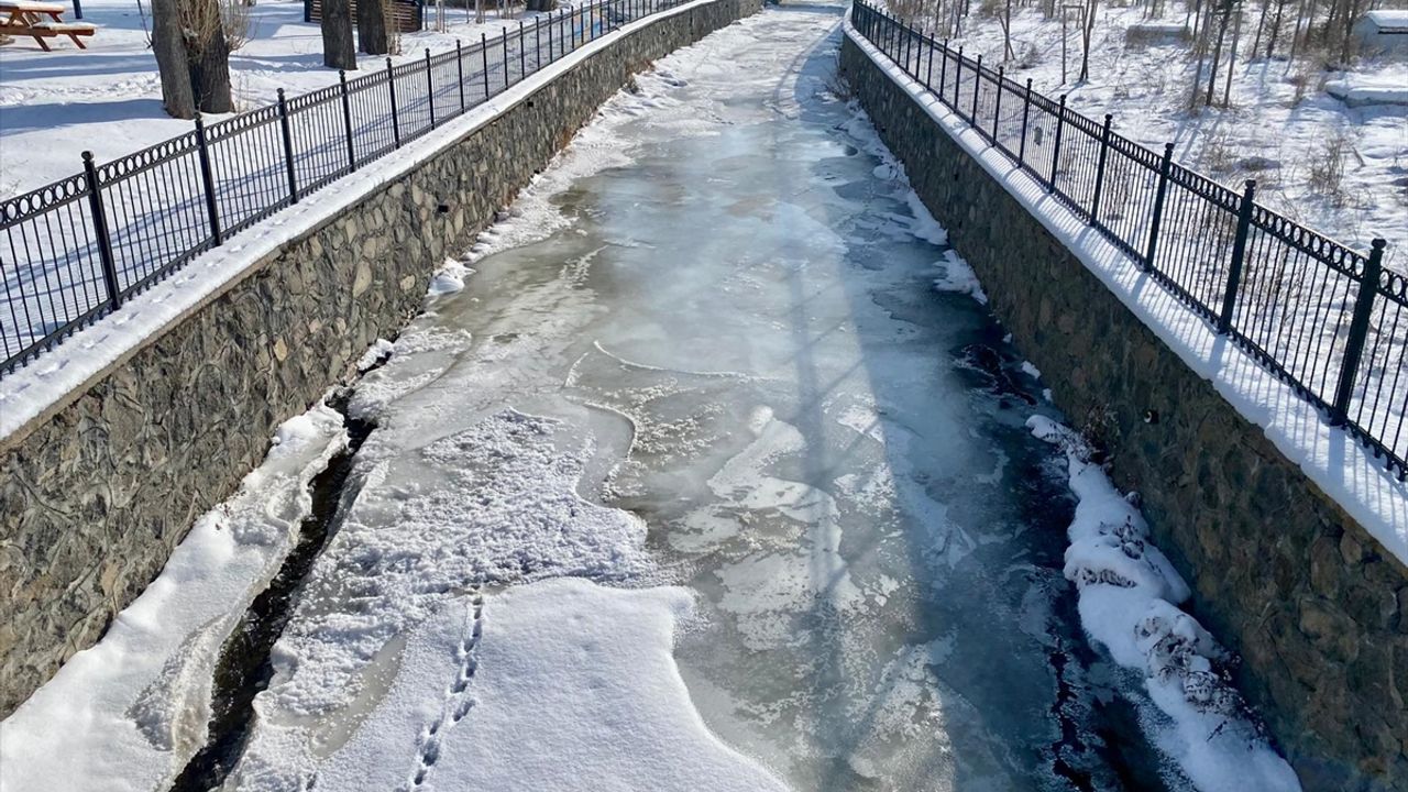 Ardahan'da kanallar ve ırmaklar dondu