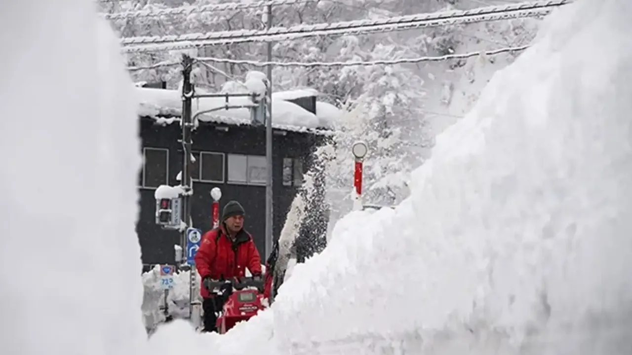 Japonya'da aşırı soğuklarla mücadele ediyor: 14 kişi öldü!