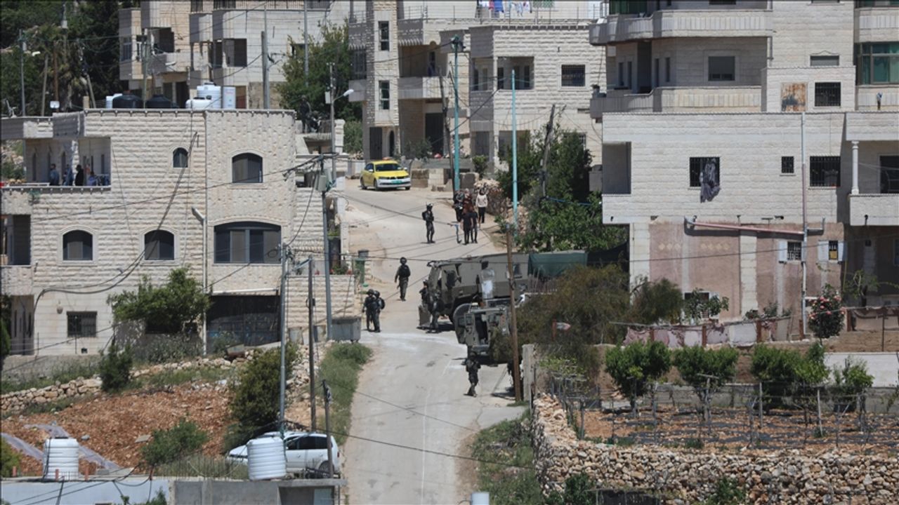 İşgalcilerden El Halil'de baskın: Filistinliler esir alındı