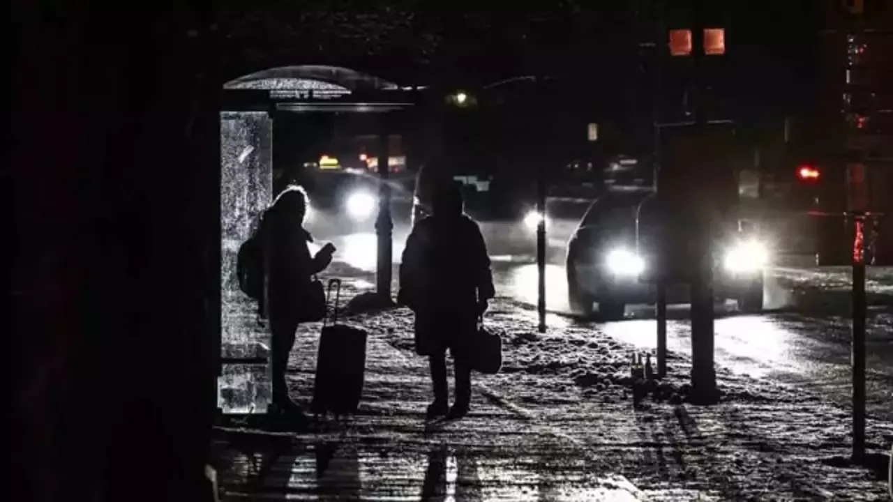 Berlin'de on binlerce kişinin günlerdir elektriksiz yaşıyor