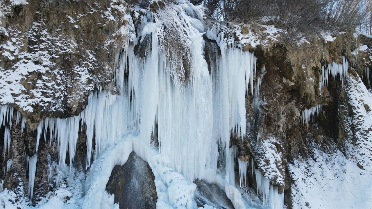 Erzincan'da donan Girlevik Şelalesi, buzdan bir geline dönüştü