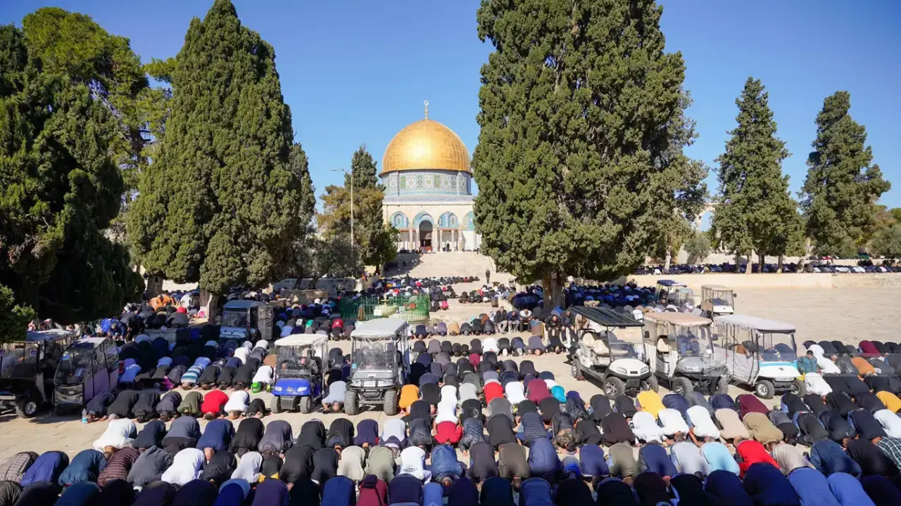 Mescid-i Aksa'da 60 bin kişi Cuma namazı kıldı!